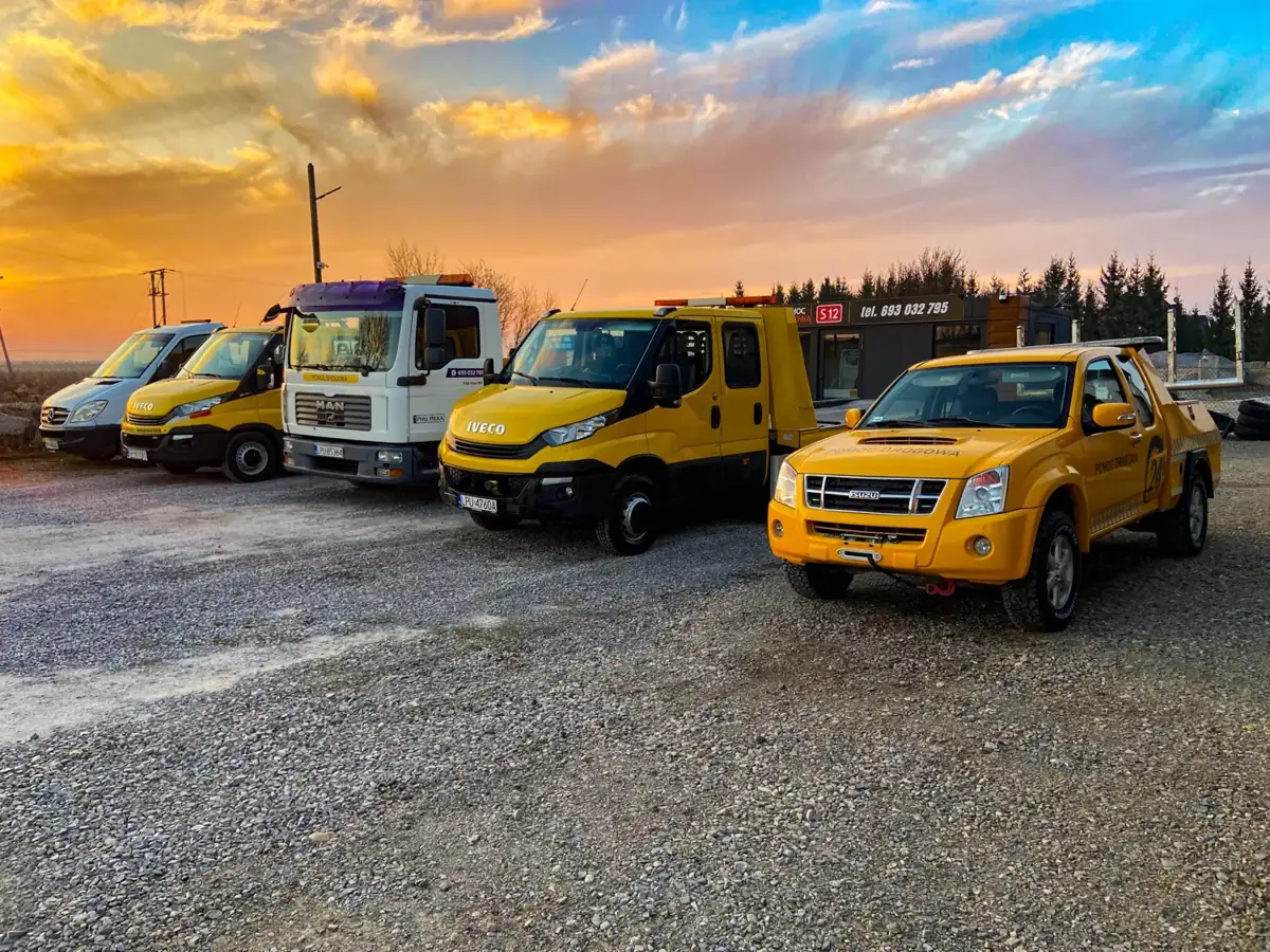 Flota Lubelskiej Lawety: żółte lawety Iveco, Isuzu, biały MAN i samochód serwisowy