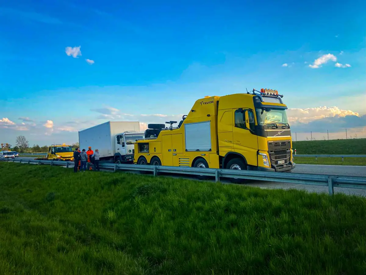 Żółty ciężki holownik Volvo Lubelskiej Lawety podczas interwencji na drodze