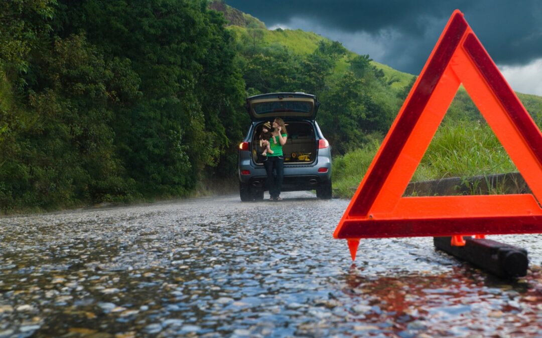 Bezpieczeństwo na trasie – co kierowca powinien zrobić, jeśli auto uległo awarii i stoi na poboczu?
