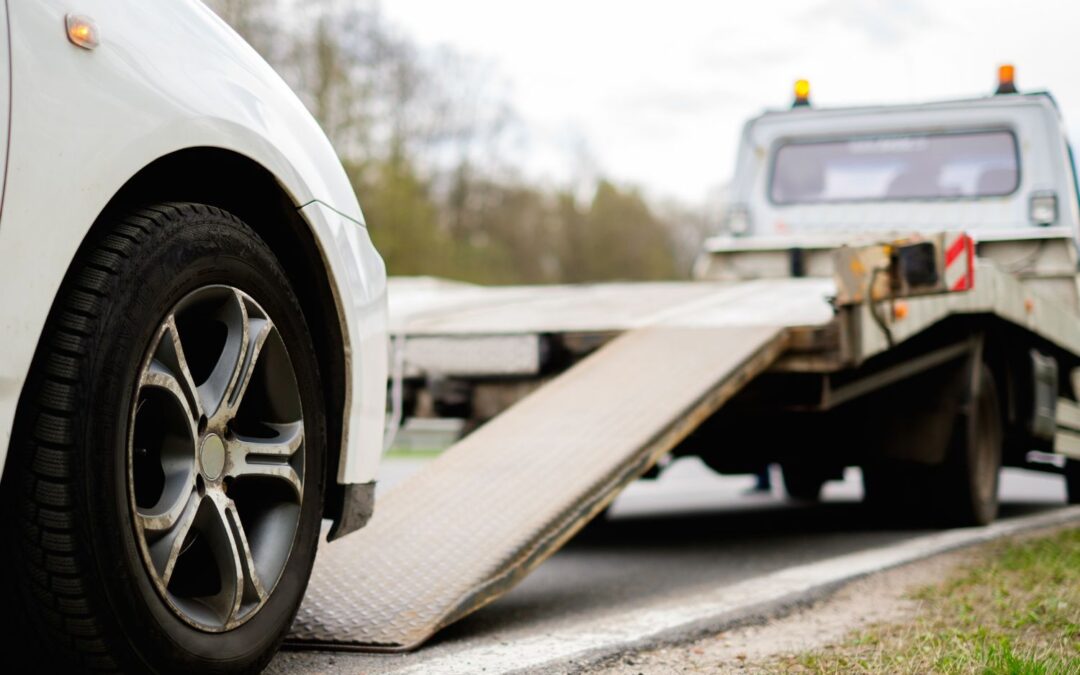 Kiedy wybrać autoholowanie, a kiedy autolawetę?